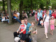 Met opa op zijn mini-scoot in de Efteling